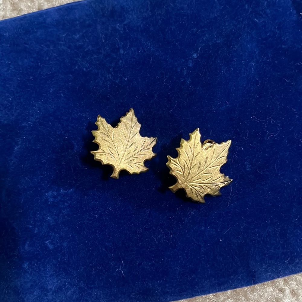 Vintage gold tone fall leaf clip on earrings